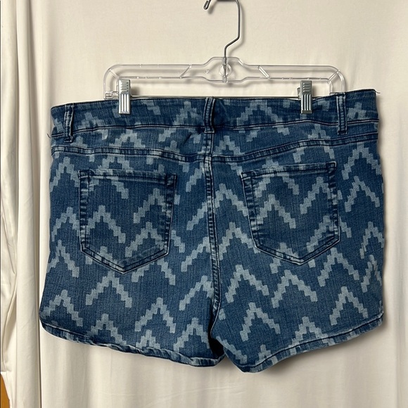 Torrid Blue Patterned Women's Denim Shorts Size 16 - Picture 4 of 4